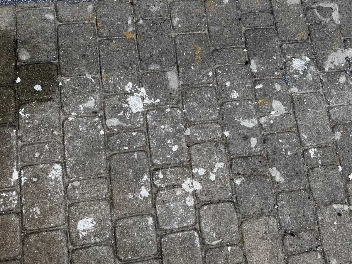 Kostka brukowa przed myciem